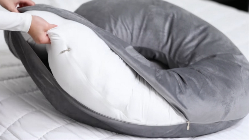 Sivi jastuk za trudnice sa skidljivom navlakom od plišanog materijala