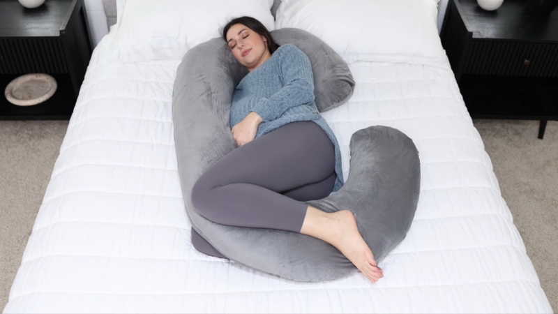 Trudnica leži na boku naslonjena na jastuk